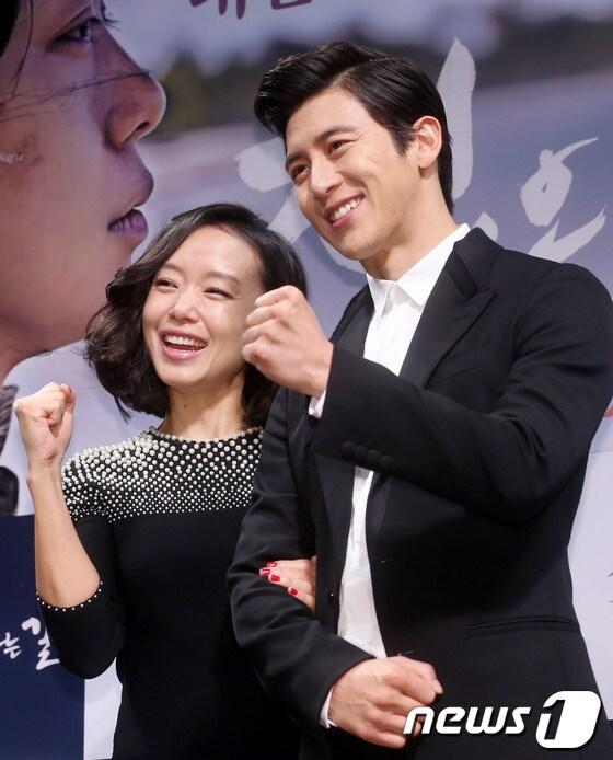본문 이미지 - 배우 고수와 전도연이 12일 오전 서울 압구정CGV에서 열린 영화 &#39;집으로 가는 길&#39; 제작발표회에 참석하고 있다. © News1   