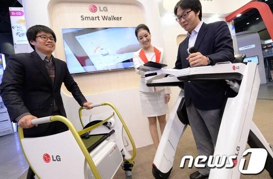본문 이미지 - LG전자가 12~14일 일산 킨텍스(KINTEX)에서 열리는 ‘2013 대한민국 R&D 대전’에서 노약자를 위한 차세대 로봇 기술을 선보인다. LG전자 연구원이 거동 불편한 노약자를 위한 전동 근력보조 시스템 '스마트 워커(Smart Walker)'를 시연하고 있다.(LG전자 제공)© News1  