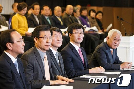 본문 이미지 - 12일 오전 서울 세종로 세종문화회관 세종홀에서 국정원과 군 등 국가기관의 선거개입 진상규명과 민주헌정질서 회복을 위한 각계 연석회의가 열리고 있다. 오른쪽부터 김한길 민주당 대표, 천호선 정의당 대표, 안철수 무소속 의원, 신경민 민주당 의원, 노회찬 정의당 전 대표. 2013.11.12/뉴스1 © News1 유승관 기자