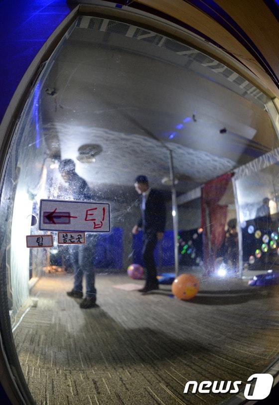 본문 이미지 - 불법 성매매업소로 남성 손님들이 들어가는 모습. ⓒ News1