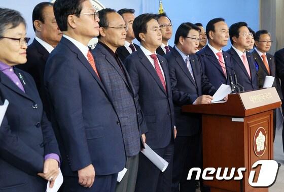본문 이미지 - 충청도 출신 새누리당 의원들이 12일 오후 서울 여의도 국회 정론관에서 기자회견을 열고 인구 비례에 따른 선거구 재조정을 촉구하고 있다. 충청권 의원들은 이 자리에서 