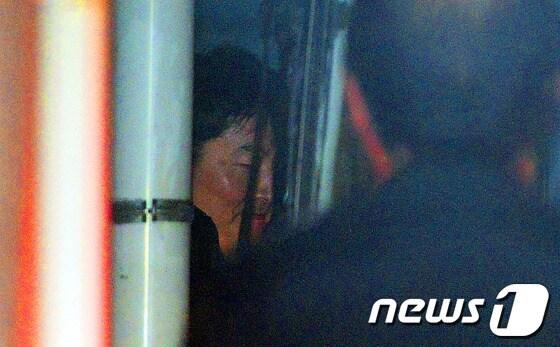 본문 이미지 - 내란음모 혐의 등으로 구속기소된 이석기 통합진보당 의원 등 7명에 대한 첫 공판일인 12일 수원지방법원에서 이 의원이 재판을 마치고 호송차량에 올라타고 있다. © News1 이광호 기자