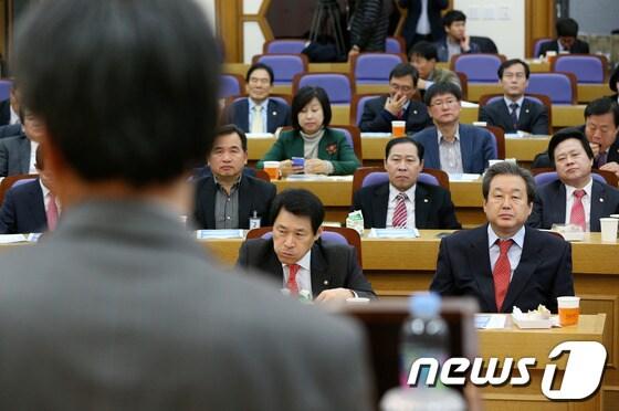 본문 이미지 - 13일 오전 서울 여의도 국회의사당 의원회관에서 열린 새누리당 근현대 역사교실 모임에서 김무성 의원을 비롯한 참석자들이 김광동 나라정책원 원장의 근현대사 강연을 경청하고 있다. 2013.11.13/뉴스1 © News1 오대일 기자