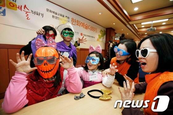 본문 이미지 - 지난 12일 구세군강북종합사회복지관에서 한화예술더하기 연극수업에 참여한 아동들과 한화임직원 자원봉사자들이연극하기에 앞서 연극에 필요한 분장을 하고 즐거워 하고 있다.© News1  