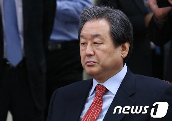 본문 이미지 - 김무성 새누리당 의원이 13일 오전 서울 여의도 당사에서 열린 열린 최고중진연석회의에 참석해 생각에 잠겨 있다. 이날 오후 김 의원은 &#39;NLL 회의록 유출의혹&#39; 관련해 서울중앙지검에 소환될 예정이다. 2013.11.13/뉴스1 © News1   송원영 기자