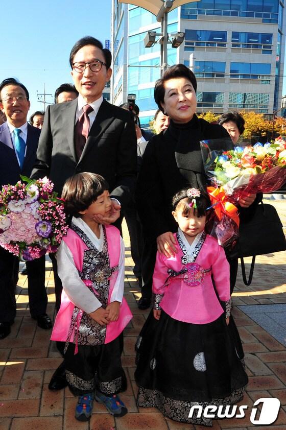 본문 이미지 - 13일 이명박 전 대통령 내외가 퇴임 후 고향인 경북 포항을 찾았다.포항시청 환영행사에 참석한 이 전 대통령 내외가 화동이 전달한 꽃다발을 받은 후 기념촬영을 하고 있다.2013.11.13/뉴스1 © News1   최창호 기자