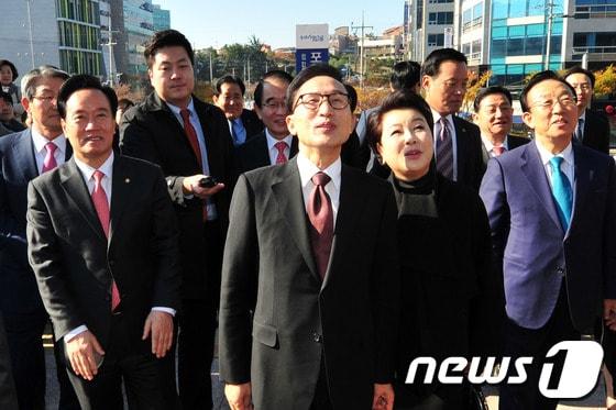 본문 이미지 - 이명박 전 대통령 내외. © News1 최창호 기자