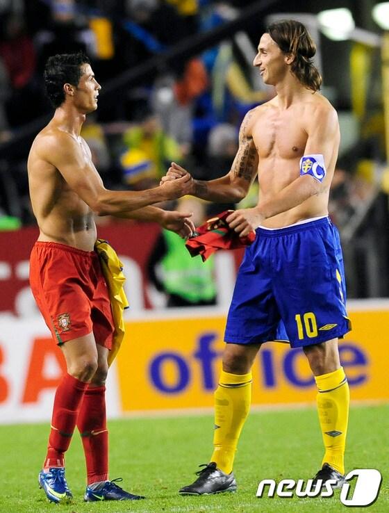 본문 이미지 - 크리스티아누 호날두&#40;왼쪽&#41;와 즐라탄 이브라히모비치.© AFP=News1   나연준 기자
