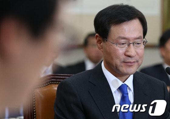 본문 이미지 - 김진태 검찰총장 후보자가 13일 오전 서울 여의도 국회의사당 법제사법위원회에서 열린 검찰총장 후보자 인사청문회에 출석해 의원들의 질의를 듣고 있다. 2013.11.13/뉴스1 © News1   송원영 기자