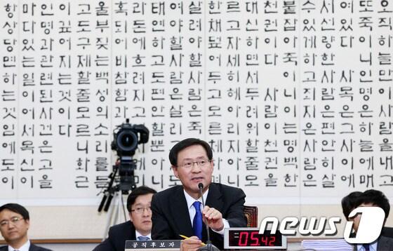 본문 이미지 - 김진태 검찰총장 후보자가 13일 서울 여의도 국회의사당 법제사법위원회에서 열린 인사청문회에서 의원들의 질의에 답하고 있다.김 후보자는 이 자리에서 