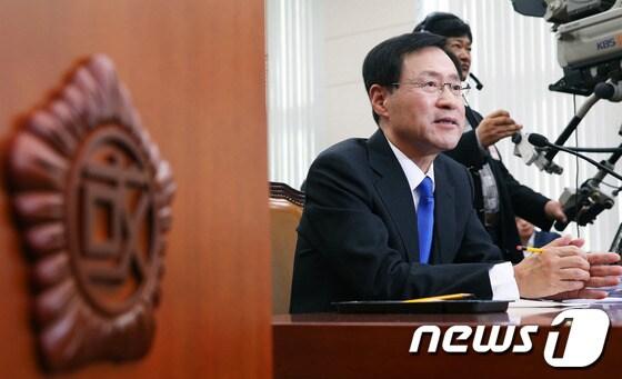 본문 이미지 - 김진태 검찰총장 후보자가 13일 서울 여의도 국회의사당 법제사법위원회에서 열린 인사청문회에서 의원들의 질의에 답하고 있다.김 후보자는 이 자리에서 