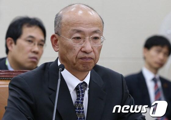 본문 이미지 - 문형표 보건복지부 장관 후보자가 지난 13일 서울 여의도 국회에서 열린 보건복지위원회 인사청문회에 출석해 의원들의 질의를 듣고 있다. 2013.11.13/뉴스1 © News1 송원영 기자