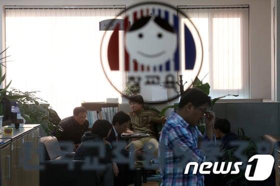 본문 이미지 - 법원이 전교조가 고용노동부 장관을 상대로 낸 법외노조 통보 효력 집행정지 가처분 신청을 일부 받아들인 13일 서울 영등포구 전국교직원노동조합 사무실에서 관계자들이 분주한 모습을 보이고 있다. 2013.11.13/뉴스1 © News1 한재호 기자