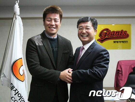 본문 이미지 - 프로야구 롯데 자이언츠가 13일 FA 최대어 강민호 선수(왼쪽)와 4년 총액 75억원(계약금 35억원, 연봉 10억원)의 조건으로 계약을 체결했다고 밝혔다.이는 지난 2005년 삼성과 4년 60억 원에 계약한 심정수(은퇴)의 역대 최고액을 무려 15억 원이나 경신한 것이다. (롯데자이언츠 제공) 2013.11.13/뉴스1 © News1   