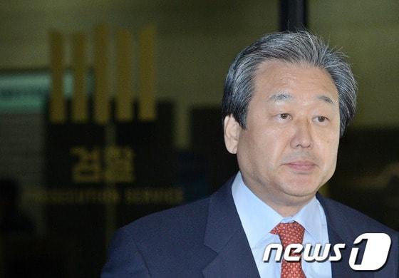 본문 이미지 - 2007년 남북정상회담 대화록 중 일부를 열람하고 공개한 혐의(공공기록물관리법과 대통령기록물관리법 위반 등)로 민주당으로부터 고발당한 김무성 새누리당 의원이 14일 서초동 서울중앙지방검찰청에서 조사를 마치고 검찰을 나서고 있다.  2013.11.14/뉴스1 © News1 손형주 기자