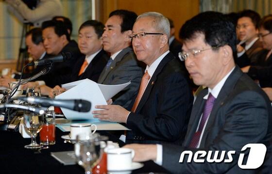 본문 이미지 - 현오석 부총리 겸 기획재정부 장관이 14일 오전 서울 중구 명동 은행회관에서 열린 공공기관장 조찬 간담회에서 모두발언을 하고 있다.이날 현 부총리는 