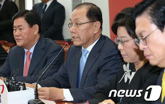 본문 이미지 - 황우여 새누리당 대표가 14일 서울 여의도 국회에서 열린 최고위원회의에서 모두 발언을 하고 있다. 황 대표는 이날 회의에서 황찬현 감사원장·문형표 보건복지부장관·김진태 검찰총장 후보자 인사청문회와 관련, 