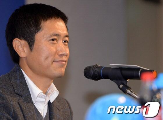 본문 이미지 - &#39;초롱이&#39; 이영표&#40;36&#41;가 14일 오전 서울 종로구 신문로 축구회관에서 열린 은퇴기자회견에서 취재진의 질문에 답하고 있다. 이영표는 1999년 6월 12일 잠실종합운동장에서 열린 코리아컵 멕시코전에서 A매치에 데뷔한 후 세번의 아시안컵&#40;2000년, 2004년, 2011년&#41;과 세번의 월드컵&#40;2002년, 2006년, 2010년&#41;에서 대표팀의 부동의 왼쪽 풀백으로 활약했다.또 프로 선수로는 2000년 안양 LG에 입단하며 K리그에 데뷔했고, 2002년 한·일 월드컵 이후 에인트호번&#40;네덜란드&#41;으로 이적해 토트넘&#40;잉글랜드&#41;, 도르트문트&#40;독일&#41;, 알 힐랄&#40;사우디아라비아&#41;, 밴쿠버 화이트캡스&#40;캐나다&#41; 등의 유니폼을 입고 활약했다.은퇴식은 15일 서울월드컵경기장에서 열리는 하나은행초청 축구국가대표팀 친선경기 스위스전에서 치러질 예정이다. 2013.11.14/뉴스1 © News1   이동원 기자