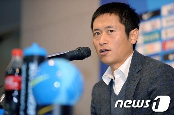 본문 이미지 - &#39;초롱이&#39; 이영표&#40;36&#41;가 14일 오전 서울 종로구 신문로 축구회관에서 열린 은퇴기자회견에서 취재진의 질문에 답하고 있다. 이영표는 1999년 6월 12일 잠실종합운동장에서 열린 코리아컵 멕시코전에서 A매치에 데뷔한 후 세번의 아시안컵&#40;2000년, 2004년, 2011년&#41;과 세번의 월드컵&#40;2002년, 2006년, 2010년&#41;에서 대표팀의 부동의 왼쪽 풀백으로 활약했다.또 프로 선수로는 2000년 안양 LG에 입단하며 K리그에 데뷔했고, 2002년 한·일 월드컵 이후 에인트호번&#40;네덜란드&#41;으로 이적해 토트넘&#40;잉글랜드&#41;, 도르트문트&#40;독일&#41;, 알 힐랄&#40;사우디아라비아&#41;, 밴쿠버 화이트캡스&#40;캐나다&#41; 등의 유니폼을 입고 활약했다.은퇴식은 15일 서울월드컵경기장에서 열리는 하나은행초청 축구국가대표팀 친선경기 스위스전에서 치러질 예정이다. 2013.11.14/뉴스1 © News1   이동원 기자
