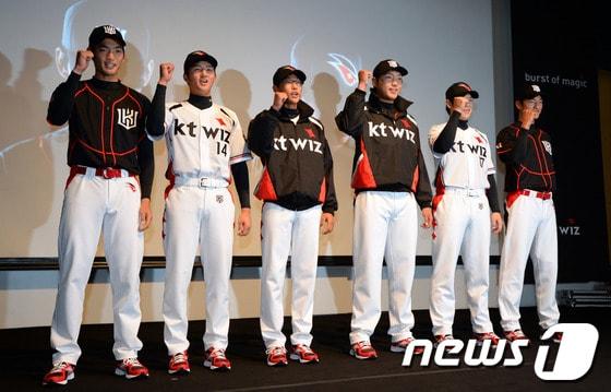 본문 이미지 - 프로야구 10번째 구단 케이티 위즈(KT WIZ)팀이 14일 오전 서울 세종로 KT광화문사옥에서 BI(Brand Identity) 디자인을 공개하고 있다. 2013.11.14/뉴스1 © News1   정회성 기자