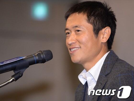 본문 이미지 - &#39;초롱이&#39; 이영표&#40;36&#41;가 14일 오전 서울 종로구 신문로 축구회관에서 열린 은퇴기자회견에서 취재진의 질문에 답하고 있다. 이영표는 1999년 6월 12일 잠실종합운동장에서 열린 코리아컵 멕시코전에서 A매치에 데뷔한 후 세번의 아시안컵&#40;2000년, 2004년, 2011년&#41;과 세번의 월드컵&#40;2002년, 2006년, 2010년&#41;에서 대표팀의 부동의 왼쪽 풀백으로 활약했다.또 프로 선수로는 2000년 안양 LG에 입단하며 K리그에 데뷔했고, 2002년 한·일 월드컵 이후 에인트호번&#40;네덜란드&#41;으로 이적해 토트넘&#40;잉글랜드&#41;, 도르트문트&#40;독일&#41;, 알 힐랄&#40;사우디아라비아&#41;, 밴쿠버 화이트캡스&#40;캐나다&#41; 등의 유니폼을 입고 활약했다.은퇴식은 15일 서울월드컵경기장에서 열리는 하나은행초청 축구국가대표팀 친선경기 스위스전에서 치러질 예정이다. 2013.11.14/뉴스1 © News1   이동원 기자