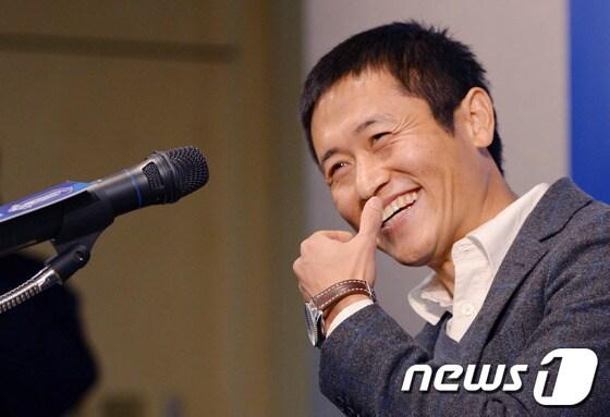 본문 이미지 - &#39;초롱이&#39; 이영표&#40;36&#41;가 14일 오전 서울 종로구 신문로 축구회관에서 열린 은퇴기자회견에서 취재진의 질문에 답하고 있다. 이영표는 1999년 6월 12일 잠실종합운동장에서 열린 코리아컵 멕시코전에서 A매치에 데뷔한 후 세번의 아시안컵&#40;2000년, 2004년, 2011년&#41;과 세번의 월드컵&#40;2002년, 2006년, 2010년&#41;에서 대표팀의 부동의 왼쪽 풀백으로 활약했다.또 프로 선수로는 2000년 안양 LG에 입단하며 K리그에 데뷔했고, 2002년 한·일 월드컵 이후 에인트호번&#40;네덜란드&#41;으로 이적해 토트넘&#40;잉글랜드&#41;, 도르트문트&#40;독일&#41;, 알 힐랄&#40;사우디아라비아&#41;, 밴쿠버 화이트캡스&#40;캐나다&#41; 등의 유니폼을 입고 활약했다.은퇴식은 15일 서울월드컵경기장에서 열리는 하나은행초청 축구국가대표팀 친선경기 스위스전에서 치러질 예정이다. 2013.11.14/뉴스1 © News1   이동원 기자
