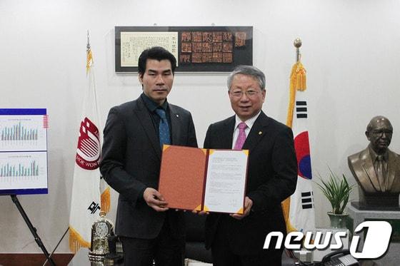 본문 이미지 - 좌측부터 황보석 운영관리자,김원배 총장 © News1 