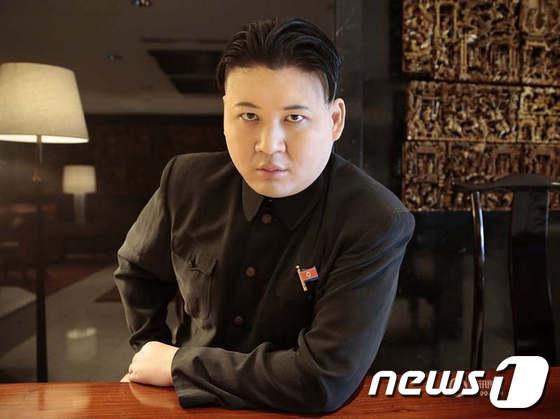 본문 이미지 - 홍콩에서 활동하는 &#39;김정은 닮은꼴&#39;의 하워드씨 사진 출처 중국 텐센트포토©뉴스1 