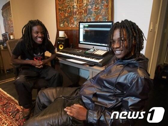 본문 이미지 - 13일&#40;현지시간&#41; 미국 워싱턴에서 인터뷰중인 신인 랩퍼 팩맨&#40;좌&#41;과 페소&#40;우&#41;©AFP=News1 