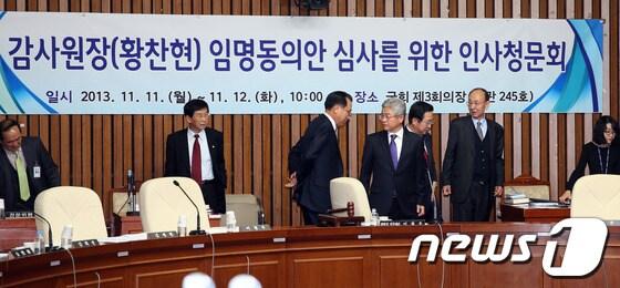 본문 이미지 - 황찬현 감사원장 후보자에 대한 인사청문회 심사경과보고서 채택이 또 불발된 14일 오후 서울 여의도 국회에서 열린 인사청문특위 전체회의에서 새누리당 이철우 간사가 의원들과 대화를 나누고 있다.국회 인사청문특위는 이날 황 후보자에 대한 심사경과보고서 채택을 위한 전체회의를 개최하기로 했지만, 전날에 이어 야당 측 청문위원들의 불참으로 회의가 무산됐다. 2013.11.14/뉴스1 © News1   허경 기자