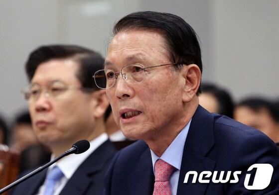 본문 이미지 - 김기춘 대통령 비서실장이 지난 14일 국회 운영위원회에서 열린 청와대 비서실 국정감사에서 의원들의 질의에 답변하고 있다. 2013.11.14/뉴스1 © News1 송원영 기자