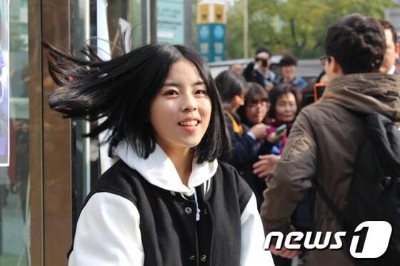 본문 이미지 - '정대만 머리 휘날리며' tvN드라마 '응답하라 1994'에서 '조윤진' 역으로 사랑받고 있는 도희(본명 민도희)가 14일 명동 밀리오레 앞에서 프리허그를 하고 있다. 이번 프리허그는 도희가 '응답하라 1994'의 시청률이 7%를 돌파하면 명동에서 프리허그를 하겠다는 공약을 지키기 위해 마련됐다. © News1   김인영 인턴기자