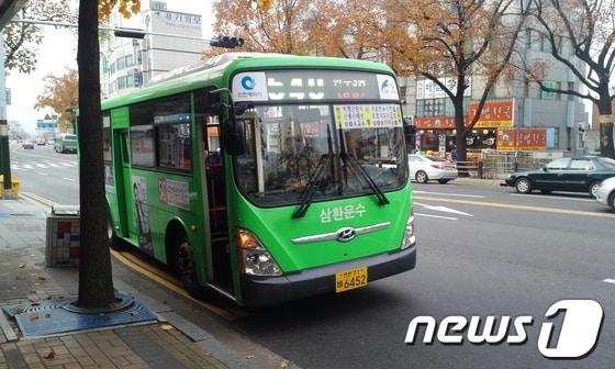 본문 이미지 - 14일 인천시청 앞 정류소에 승객을 태우고 내리기 위해 멈춘 지선 마을버스 모습. © News1 