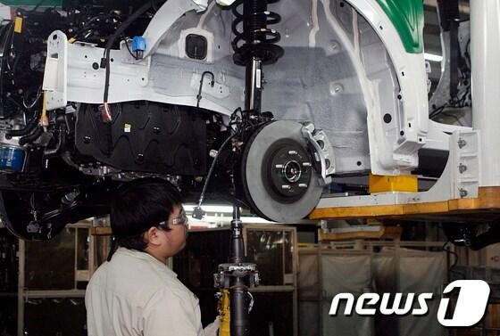 본문 이미지 - 14일 오후 중국 순의지구에 위치한 북경 현대자동차 제3공장에서 한 근로자가 차량을 조립하고 있다. 북경 현대차는 지난해 중국 현지에서 85만599대의 자동차를 팔아 124억 달러의 매출을 올렸다. 2013.11.14/뉴스1  © News1   변의현  기자