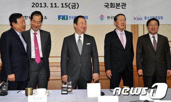 본문 이미지 - 15일 서울 여의도 국회 귀빈식당에서 여야 원내대표와 경제5단체장 정책간담회에서 경제5단체장들이 대화를 하고 있다.왼쪽부터 이희범 한국경영자총연합회장, 장병완 민주당 정책위의장, 한덕수 한국무역협회장, 박용만 대한상공회의소 회장, 최경환 새누리당 원내대표, 전병헌 민주당 원내대표, 허창수 전국경제인연합회장, 김기문 중소기업중앙회장, 김기현 새누리당 정책위의장, 이동근 대한상공회의소 상근부회장. 2013.11.15/뉴스1 © News1 송원영 기자