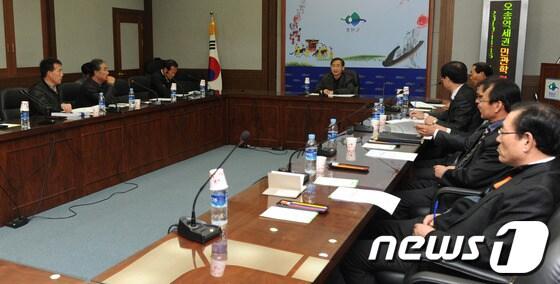 본문 이미지 - ‘KTX오송역세권 도시개발사업 민·관·학 협의체가 15일 오전 충북 청원군청에서 첫 회의를 갖고 있다.© News1  