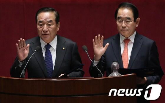 본문 이미지 - 10.30 재보궐선거에 당선된 서청원 의원과 박명재 의원이 15일 서울 여의도 국회 본회의장에서 의원선서를 하고 있다. 2013.11.15/뉴스1 © News1   송원영 기자