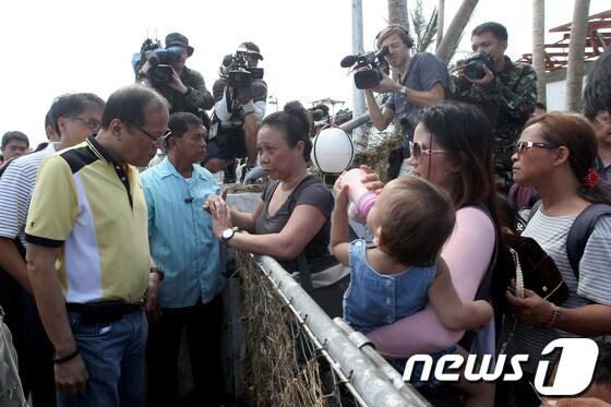 본문 이미지 - 지난 10일 수퍼 태풍 하이옌의 피해를 입은 레이테 주를 방문한 베니그노 아키노 필리핀 대통령.© AFP=News1 