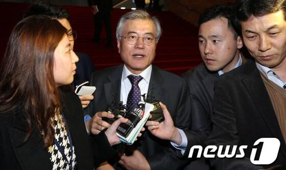 본문 이미지 - 문재인 민주당 의원이 15일 오후 서울 여의도 국회에서 열린 본회의를 마친 뒤 회의장을 나서며 취재진의 질문에 답하고 있다.검찰은 이날 2007년 남북정상회담 회의록 폐기 의혹 수사결과를 발표하고, 당시 청와대 비서실장이었던 문 의원이 회의록 삭제 또는 유출에 관여한 직접적인 증거가 없다며 불기소 했다. 2013.11.15/뉴스1 © News1   허경 기자