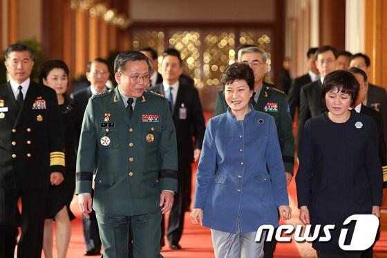 본문 이미지 - 박근혜 대통령이 지난 15일 청와대에서 열린 군 장성 수치 수여식을 마치고 김현집 합동참모차장(왼쪽)을 비롯한 참석자들과 함께 환담장으로 향하고 있다. (청와대 제공) 2013.11.15/뉴스1 © News1 박철중 기자 