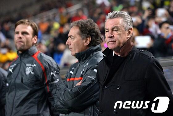 본문 이미지 - 오트마르 히츠펠트&#40;64&#41; 스위스 감독이 15일 오후서 울월드컵경기장에서 열린 &#39;하나은행 초청 국가대표 친선경기&#39; 한국-스위스 경기에 앞서 선수들의 몸놀림을 관찰하고 있다. 2013.11.15/뉴스1 © News1 이동원 기자