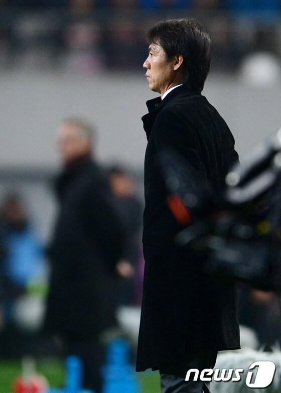 본문 이미지 - 15일 오후 상암동 서울월드컵경기장에서 열린 하나은행 초청 축구국가대표팀 친선경기 대한민국과 스위스의 경기에서 홍명보 감독이 경기를 살펴보고 있다. 국제축구연맹&#40;FIFA&#41; 랭킹 7위의 스위스와 7년 만에 만나는 축구대표팀은 지난 2006년 독일 월드컵 본선 조별리그에서 맞붙어 0-2로 패한 바 있다. 2013.11.15/뉴스1 © News1   박정호 기자