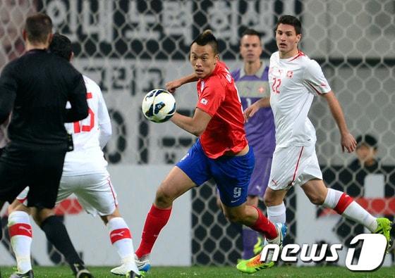 본문 이미지 - 15일 오후 상암동 서울월드컵경기장에서 열린 하나은행 초청 축구국가대표팀 친선경기 대한민국과 스위스의 경기에서 김신욱이 상대선수와 치열한 볼다툼을 벌이고 있다. 2013.11.15/뉴스1 © News1 박정호 기자