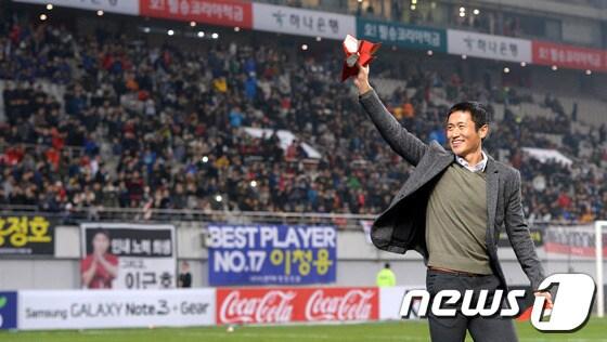 본문 이미지 - &#39;철인&#39; 이영표의 공식 은퇴식 &#39;아듀 NO.12&#39;가 15일 한국-스위스 평가전이 열리는 서울월드컵경기장에서 열렸다. 경기장을 찾은 관중이 그라운드를 떠나는 이영표를 향해 3만 개의 종이 비행기를 날리는 이벤트를 펼치고 있다. 2013.11.15/뉴스1 © News1 이동원 기자