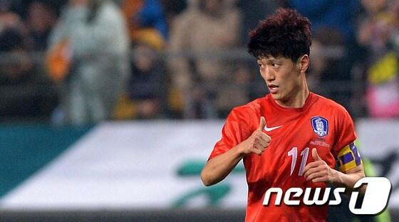 본문 이미지 - 15일 오후 서울월드컵경기장에서 열린 &#39;하나은행 초청 국가대표 친선경기&#39; 한국-스위스 경기에서 후반전 결승골을 넣은 이청용&#40;한국&#41;이 환호하고 있다. 2013.11.15/뉴스1 © News1   이동원 기자