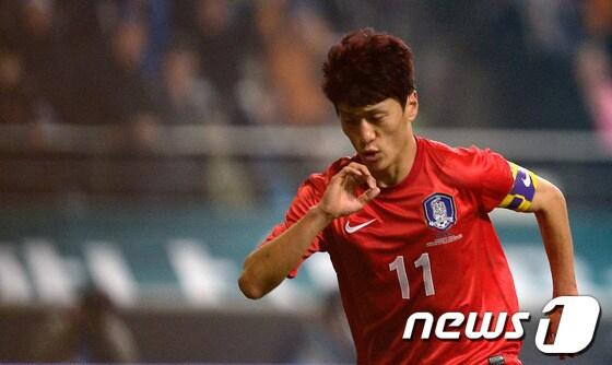 본문 이미지 - 15일 오후 상암동 서울월드컵경기장에서 열린 하나은행 초청 축구국가대표팀 친선경기 대한민국과 스위스의 경기에서 역전골을 넣은 이청용이 기뻐하고 있다. 국제축구연맹(FIFA) 랭킹 7위의 스위스와 7년 만에 만나는 축구대표팀은 지난 2006년 독일 월드컵 본선 조별리그에서 맞붙어 0-2로 패한 바 있다. 2013.11.15/뉴스1 © News1 박정호 기자