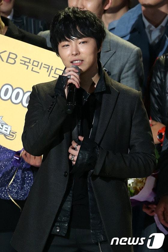 본문 이미지 - 15일 저녁 서울 송파구 잠실실내체육관에서 열린 Mnet &#39;슈퍼스타K5&#39; 결승전에서 준우승을 차지한 박시환이 소감을 밝히고 있다. 2013.11.15스타뉴스/뉴스1 © News1 