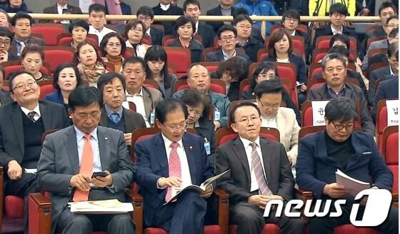 본문 이미지 - 김완주 전북도지사와 이춘석 민주당 전북도당 위원장, 김춘진 국회의원 등이 15일 오후 1시30분 국회의원회관 제2소회의실에서 열린 국민연금공단 기금운용본부 전북 정착 및 금융 육성방향 토론회에 참석해 전문가들의 발표를 듣고 있다.(전북도 제공)2013.11.15/뉴스1 © News1   김춘상 기자