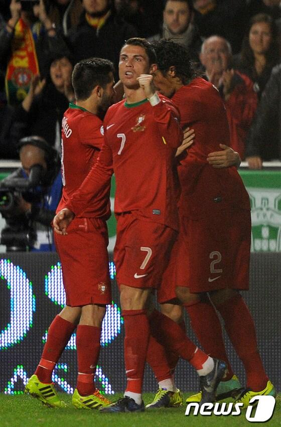 본문 이미지 - 포르투갈의 크리스티아누 호날두가 16일 새벽&#40;한국시간&#41; 리스본의 스포르트 리스보아 이 벤피카 경기장에서 열린 스웨덴과의 2014 브라질 월드컵 유럽예선 플레이오프 1차전에서 결승골을 터트린 뒤 환호하고 있다.© AFP=News1 