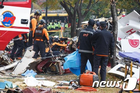 본문 이미지 - 16일 오전 서울 삼성동 아이파크아파트에 LG그룹 소속 민간헬기가 충돌해 추락하는 사고가 발생해 소방대원들이 구조작업을 펼치고 있다. © News1 유승관 기자